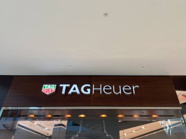 Orlando, FL / USA-9 / 30 / 19: Bir kapalı alışveriş merkezindeki Tag Heuer mağazası. Tag Heuer, İsviçre yapımı lüks bir imalat şirketidir. Saatler ve moda aksesuarları tasarlar, üretir..
