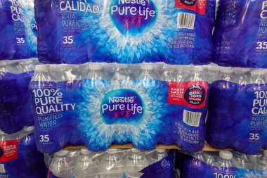 Orlando, FL / USA - 09 / 17 / 19: Bir perakende bakkalında şişelenmiş Nestle suyu.