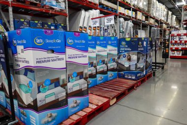 Orlando, FL / USA - 09 / 17 / 19: Bir perakende mağazasında kutu dolusu köpük yatak.