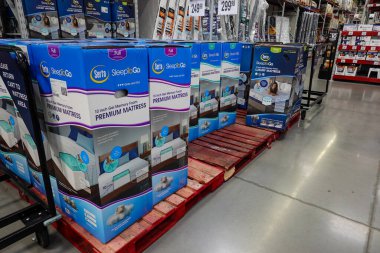 Orlando, FL / USA - 09 / 17 / 19: Bir perakende mağazasında kutu dolusu köpük yatak.