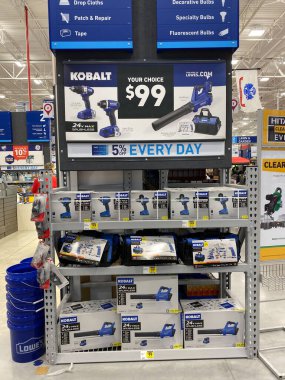 Orlando, FL / USA-9 / 28 / 19: Lowes 'un ev geliştirme mağazasında Kobalt aletlerinin sergilenmesi. Kobalt, Lowe 'un ev geliştirme zincirine ait araç ve araç depolama ürünleri serisidir..