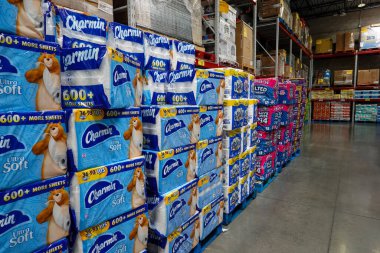 Orlando, FL / USA - 09 / 17 / 19: Charmin, Scott, Quilted Northern marka tuvalet kağıdı bir mağazada.