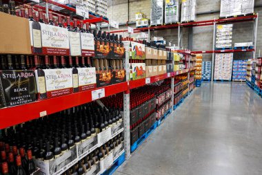 Orlando, FL / USA - 09 / 17 / 19: Bir markette farklı şarap türleri.