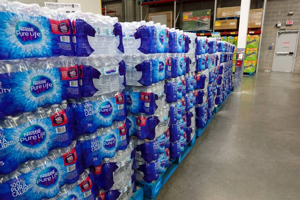 Orlando Usa Stacks Nestle Bottled Water Retail Store — 스톡 사진