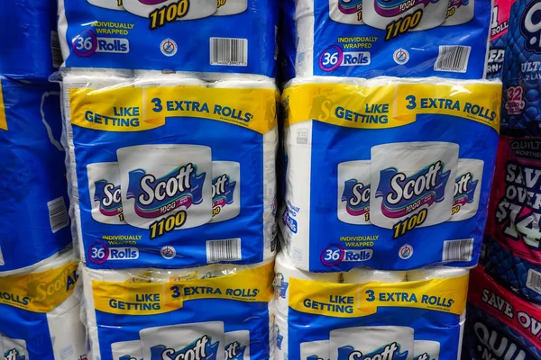 Orlando, FL / USA - 09 / 17 / 19: Bir perakende mağazasında Scott marka tuvalet kağıdı yığınları.