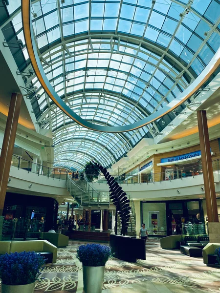 Orlando, FL / USA-9 / 30 / 19: Orlando, Florida 'daki Millenia Mall' daki avlu manzarası.