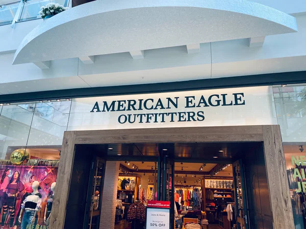 オーランド Usa 屋内モールにあるアメリカのイーグル衣料品店 American Eagle Outfittersは 10代と大学生の男性と女性を対象としたアメリカのライフスタイルブランドです — ストック写真