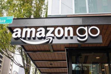 Seattle, WA / USA-9 / 15 / 19: Seattle, WA 'da bir Amazon Go mağazası. Amazon Go yeni bir market. Gelişmiş alışveriş teknolojisi kullanan bir kasiyer yok..