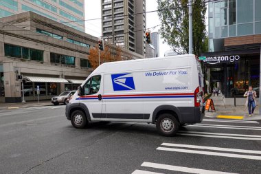 Seattle, WA / USA-6 / 15 / 19: Bir ABD Posta Servisi, USPS, bir kentsel alana teslimat yapan kamyonet.