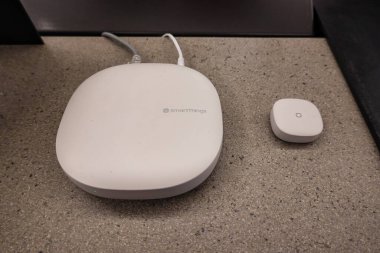 Seattle, WA / USA-9 / 15 / 19: A SmartThings Hub ve düğmesi bir Amazon Kitapevinde sergileniyor. SmartThings kullanıcılara dünyanın her yerinden evlerini kontrol etme, izleme ve güvence sağlıyor..