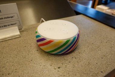 Seattle, WA / USA-6 / 15 / 19: A Rainbow color, Amazon Echo Dot Alexa, Lab126 'da Amazon tarafından geliştirilen sanal bir asistandır..