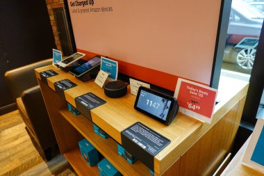 Seattle, WA / USA-9 / 15 / 19: Seattle, Washington 'daki orijinal University District Amazon Bookstore' da kindle, echo dot, tablet ve echo show gibi elektronik cihazların sergilenmesi.