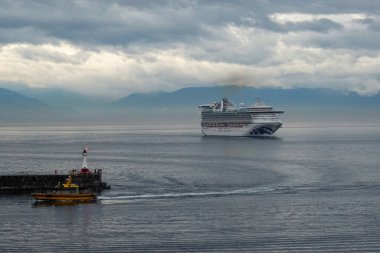 Victoria / Canada-9 / 14 / 19: Bir pilot bot, bir yolcu gemisine okyanus kanalına girip çıkarken eşlik ediyor.