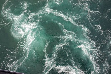 Pasifik Okyanusu 'nda yeşil denizlerle uyanan bir yolcu gemisi..