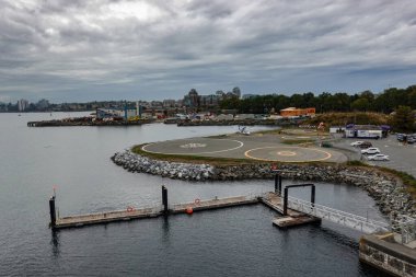 Victoria / Canada-9 / 14 / 19: Kanada 'nın Victoria limanındaki bir yolcu gemisi iskelesinin yanındaki helikopter pistinde.