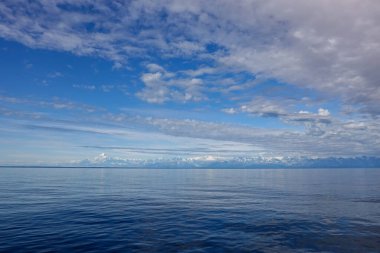 Hubbard Buzulu Alaska 'nın dışındaki Wrangell Milli Parkı' nın bir yolcu gemisinden dağların manzarası..