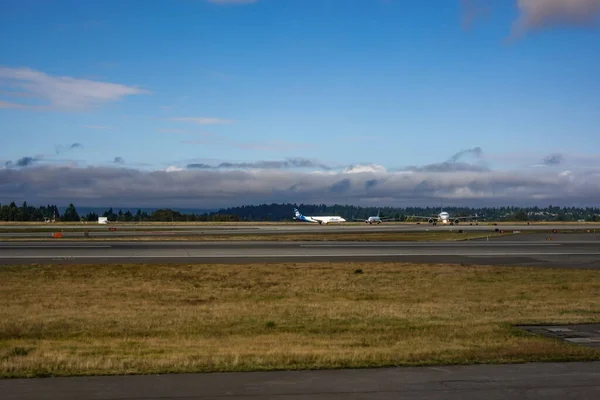 Seattle Usa Avião Jato Alaska Airlines Pronto Para Decolar Pista — Fotografia de Stock