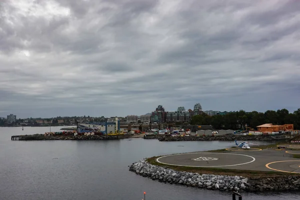 Victoria Canada カナダのビクトリア港にあるクルーズ船ドックの横にあるヘリポートのヘリコプター — ストック写真