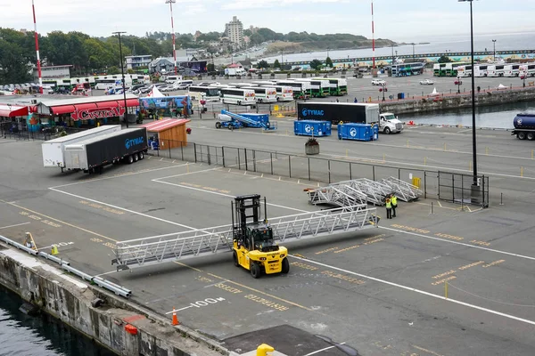 Victoria Canada Hyundai Forklift Moving Dock Ramps Workship Dock Victoria — стокове фото