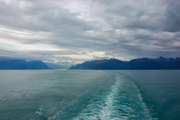 氷河と山々を眺めながらハバード氷河から出航するクルーズ船の目覚め — ストック写真