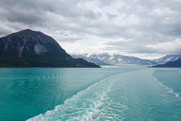 氷河と山々を眺めながらハバード氷河から出航するクルーズ船の目覚め — ストック写真