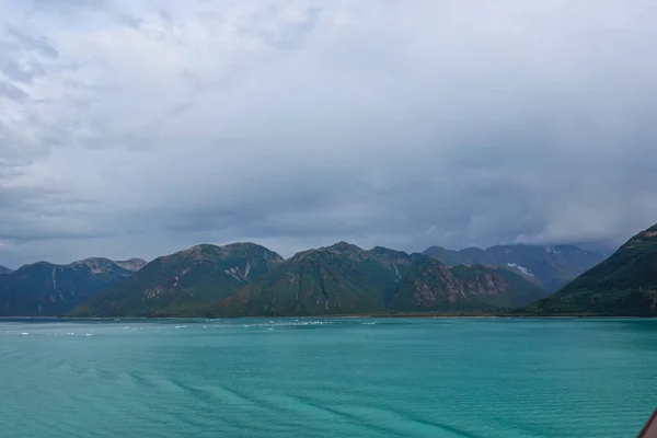 クルーズ船からハバード氷河アラスカの外のランゲル国立公園内の山々と氷山の景色 ハバード氷河の外のランゲル国立公園の山と氷山の眺めクルーズ船からアラスカ — ストック写真