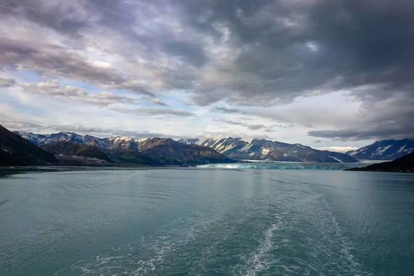 Wake Cruise Ship Sailing Away Hubbard Glacier View Glacier Mountains — Stock Photo, Image