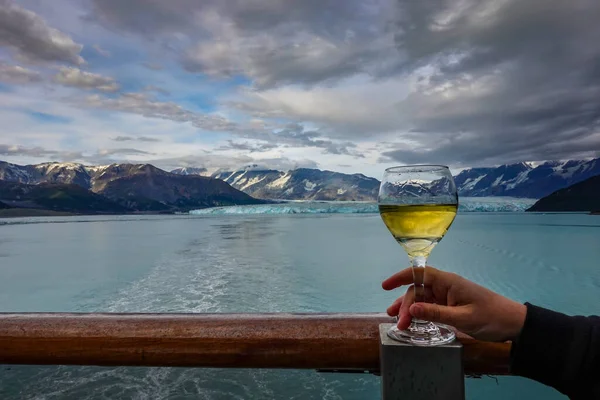 クルーズ船がハバード氷河から航海中にワインを飲んでいる女性 — ストック写真