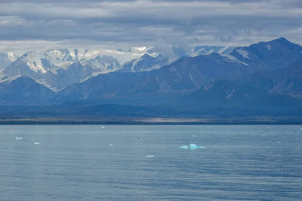 ハバード氷河アラスカの外のランゲル国立公園の山と氷山の景色クルーズ船から — ストック写真
