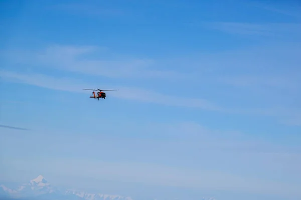 Alaska Usa Coast Guard Helicopter Performing Medical Evacuation Cruise Ship — Stock Photo, Image