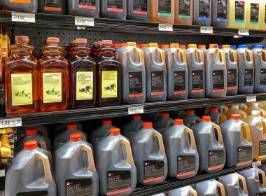 Orlando, FL USA - 5 / 3 / 20: Orlando, Florida 'da bir Publix Market' te şişe buzlu çay ürünleri sergisi.