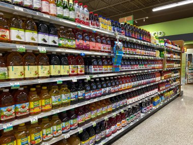 Orlando, FL / USA-5 / 3 / 20: Orlando, Florida 'daki bir Publix Market' te şişe meyve suyu ürünleri sergisi.