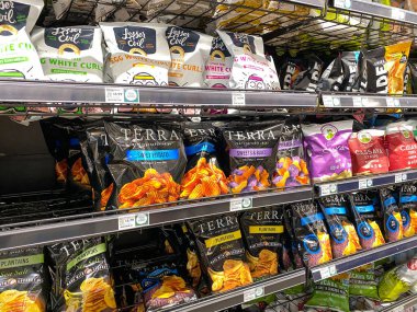 Orlando, FL / USA-5 / 3 / 20: Whole Foods Market Marketinde Patates, Plantain ve Cassava Chips sergisi.