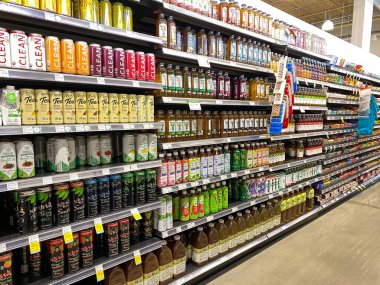 Orlando, FL / USA-5 / 3 / 20: Whole Foods Market 'teki konserve ve şişe çay reyonu.