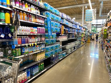 Orlando, FL / USA-5 / 3 / 20: Whole Foods Market 'te su şişesi reyonu.