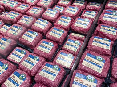 Orlando, FL / USA-5 / 3 / 20: Whole Foods Market 'te bir Ground Beef gösterisi.