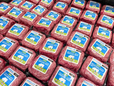 Orlando, FL / USA-5 / 3 / 20: Whole Foods Market 'te bir Ground Beef gösterisi.