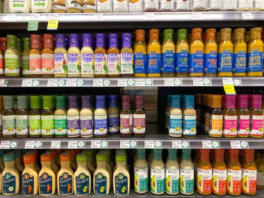 Orlando, FL / USA-5 / 3 / 20: Whole Foods Market 'teki Salata Soyunma Koridoru.