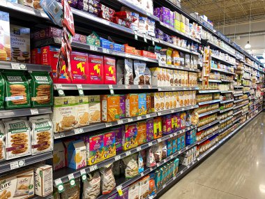 Orlando, FL USA - 5 / 3 / 20: Orlando, Florida 'da bir Publix Market' te şişe buzlu çay ürünleri sergisi.
