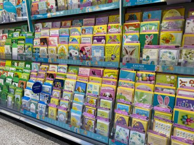 Orlando, FL / USA - 3 / 26 / 20: Tüketiciler tarafından satın alınmaya hazır bir Publix marketinin Paskalya tebrik kartı reyonu.