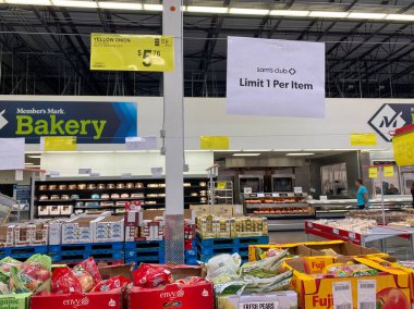 Orlando, FL / USA -3 / 20 / 20: Bir Sams Club 'ın taze üretim reyonundaki bir tabela, müşterilerin koronavirüsle ilgili stoklama, panik ve korku nedeniyle ürün başına sadece 1 adet alabileceklerini belirtiyor.