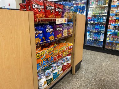 Orlando, FL / USA-12 / 27 / 19: Wawa benzin istasyonu, fast food restoranı ve bakkaldaki patates cipsi gösterisi.