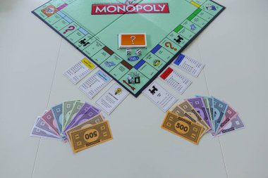 Orlando, FL / USA-12 / 20 / 19: Hasbro 'nun beyaz arkaplandaki Monopoly oyunu için parçaları. Konsept işletme, finans, bankacılık, gayrimenkul ve mülk.