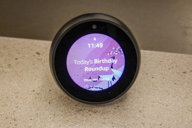 Seattle, WA / USA-9 / 15 / 19: Amazon 'da satılık bir Amazon Alexa Spot. Amazon Alexa, bilinen adıyla Alexa, Amazon tarafından geliştirilen sanal bir asistandır..
