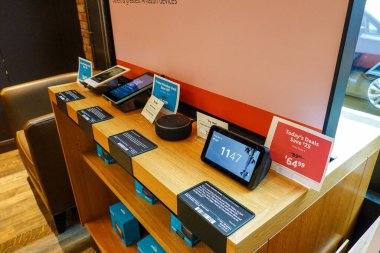 Seattle, WA / USA-9 / 15 / 19: A Amazon Kindle Paperwhite, Fire, Alexa Echo Dot ve Echo Show 5 bir Amazon Kitabevi satışa sunuldu. Amazon Alexa, bilinen adıyla Alexa, Amazon tarafından geliştirilen sanal bir asistandır..