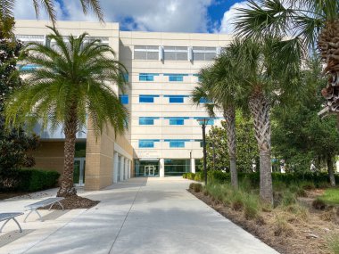 Orlando, FL / USA -5 / 6 / 20: Florida, Florida 'daki Nona Gölü' ndeki Central Florida Tıp Fakültesi 'nde Burnett Biyomedikal Bilimler Okulu.