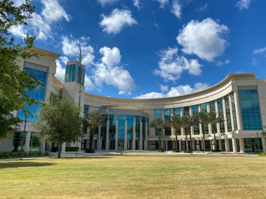Orlando, FL / USA - 5 / 6 / 20: Orlando, Florida 'daki Lake Nona bölgesindeki Central Florida Tıp Fakültesi Dış Üniversitesi.