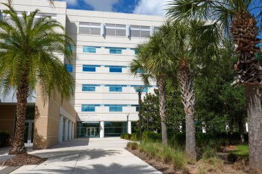 Orlando, FL / USA -5 / 6 / 20: Florida, Florida 'daki Nona Gölü' ndeki Central Florida Tıp Fakültesi 'nde Burnett Biyomedikal Bilimler Okulu.