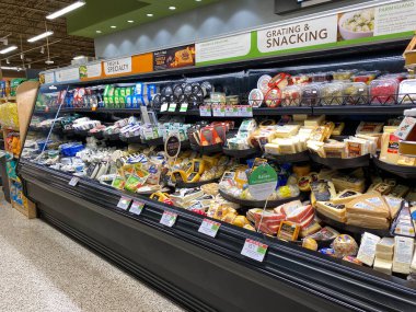 Orlando, FL / USA -5 / 4 / 20: Orlando, Florida 'daki tüketiciler tarafından satın alınmaya hazır çeşitli taze peynirlerle bir Publix marketinin taze peynir reyonu.