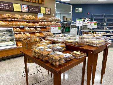Orlando, FL / USA -5 / 4 / 20: Her türlü lezzetli fırın ürününün sergilendiği bir Publix marketinin fırın bölümü.